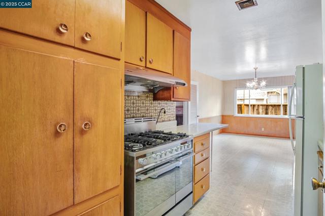 520 Celia St, Hayward CA: https://media.crmls.org/mediaz/7eef8534-5f98-421a-b760-8327501a41b0.jpg