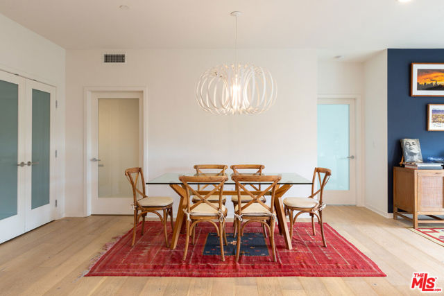 4240 Laurel Canyon Boulevard, Studio City CA: https://media.crmls.org/mediaz/7ef066bf-aa6d-4324-8cf6-b28048373d7e.jpg