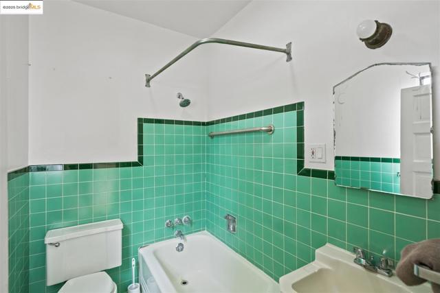 1406 Kains Ave, Berkeley CA: https://media.crmls.org/mediaz/7ef08d58-7079-4c03-8ba4-5df550efd506.jpg