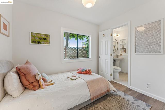350 Henry St, Oakland CA: https://media.crmls.org/mediaz/7ef0a747-7af4-4d85-8e69-79e6ea8b835f.jpg