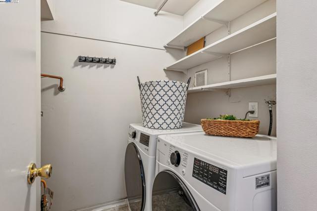 1030 Melrose Ave, Alameda CA: https://media.crmls.org/mediaz/7ef1da88-c5e7-4b76-acd4-09a37a2f00d1.jpg