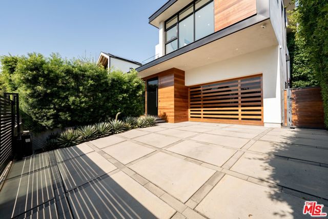 818 N Curson Avenue, Los Angeles CA: https://media.crmls.org/mediaz/7ef23522-1e9a-4e1e-b18b-d3eda86c155d.jpg