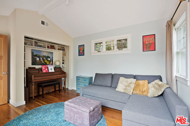 2439 Glyndon Avenue, Venice CA: https://media.crmls.org/mediaz/7ef5198a-1f05-4729-b141-1fb9e93403d7.jpg