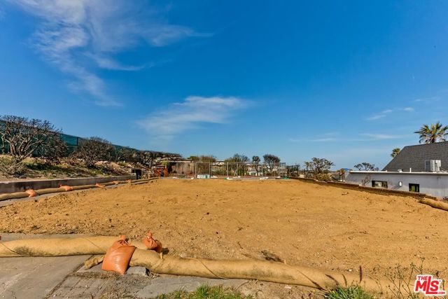 3808 Castlerock Road, Malibu CA: https://media.crmls.org/mediaz/7ef62851-e3f2-4348-a713-da3d2dabcec1.jpg