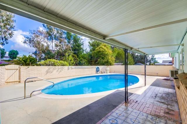 Plenty of patio space for entertaining!