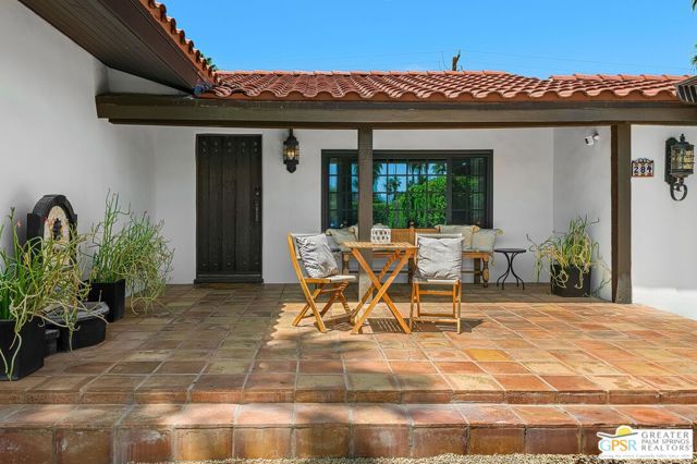 284 E Ocotillo Avenue, Palm Springs CA: https://media.crmls.org/mediaz/7ef6d64e-4e41-463d-bd6d-1383150c7b2d.jpg