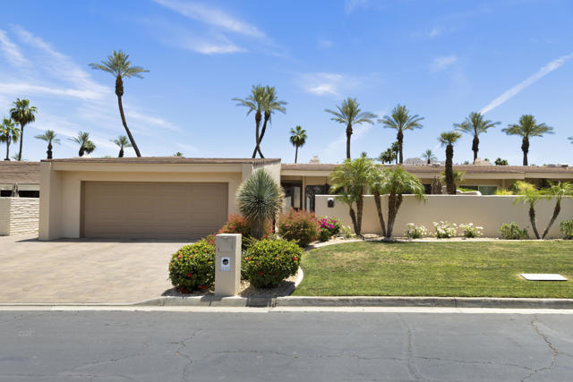 44970 Desert Horizons Drive, Indian Wells CA: https://media.crmls.org/mediaz/7ef71dfc-64a0-4402-a820-3f73d3fccf99.jpg