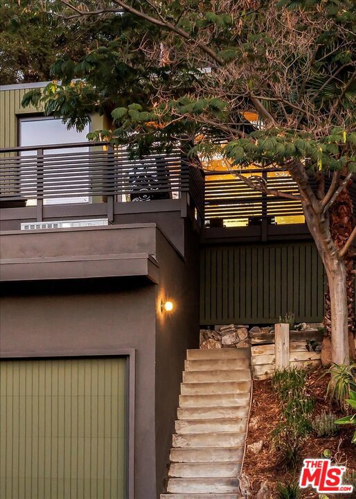 4934 La Roda Avenue, Los Angeles CA: https://media.crmls.org/mediaz/7ef787b7-c1d2-4c42-a406-db43bfc0bc95.jpg