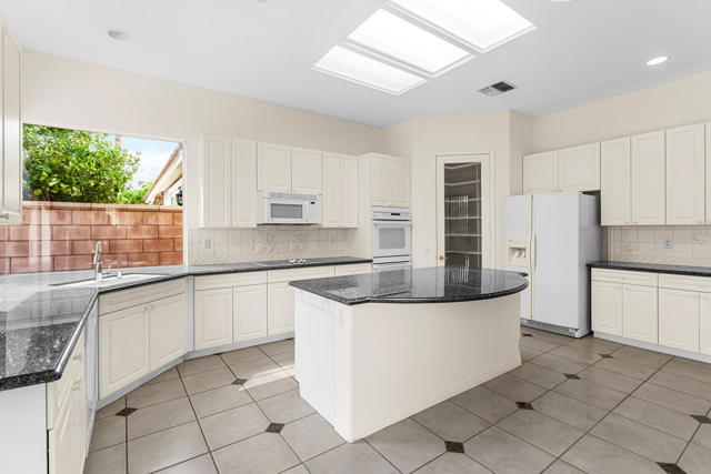 37159 Turnberry Isle Drive, Palm Desert CA: https://media.crmls.org/mediaz/7ef7c27c-924f-4527-bece-e8836aa22032.jpg