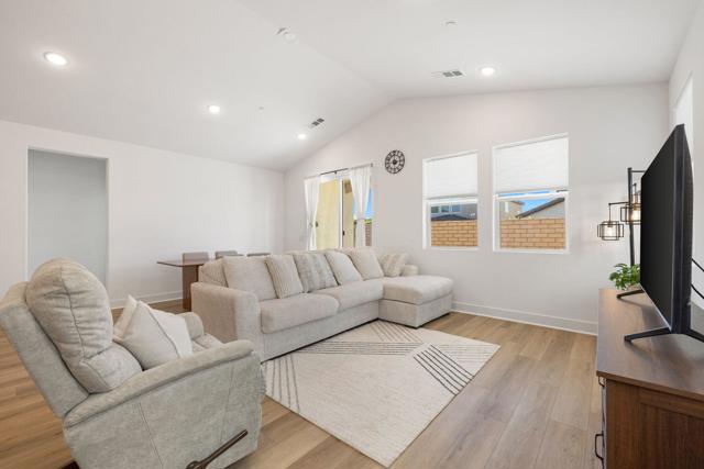 42501 Solicio Way, Indio CA: https://media.crmls.org/mediaz/7ef8e9f6-4438-45cd-a9cc-34cb804ed2c2.jpg