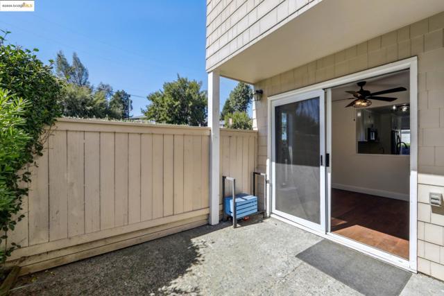 204 Pebblecreek Ct, Martinez CA: https://media.crmls.org/mediaz/7ef99b84-51c5-4acf-9c5f-9257605c03de.jpg