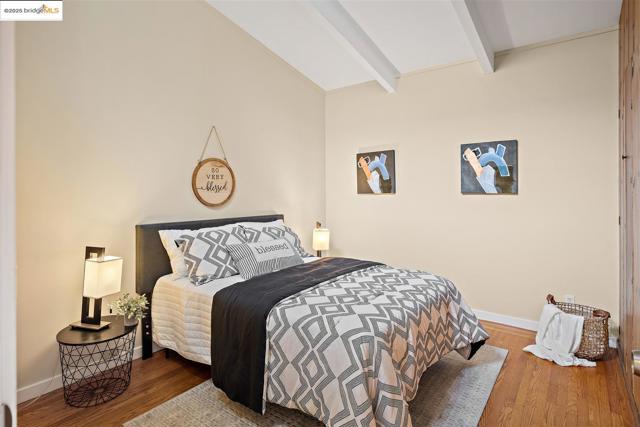 262 Byxbee St, San Francisco CA: https://media.crmls.org/mediaz/7ef9fee4-33f9-4590-a8cc-e709d1de048a.jpg