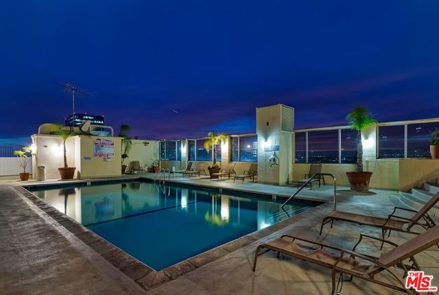 421 S La Fayette Park Place, Los Angeles CA: https://media.crmls.org/mediaz/7efbacfc-df2e-4f3a-9948-81f51b97d0b2.jpg