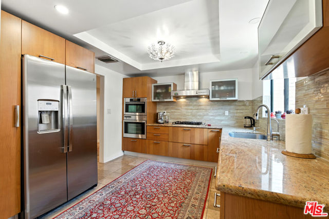 1310 Roxbury Drive, Los Angeles CA: https://media.crmls.org/mediaz/7efbdfbd-92d6-44ae-94f4-4566c078dc16.jpg