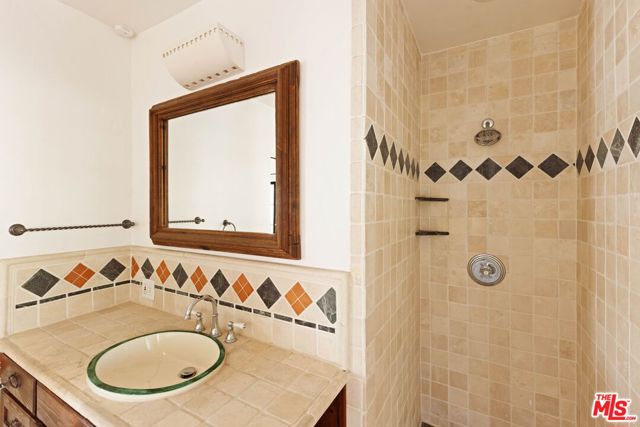 112 N Valley Street, Burbank CA: https://media.crmls.org/mediaz/7efe5aba-d629-416d-8a62-f861ac901416.jpg