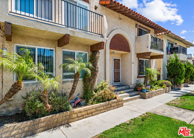 306 17th Street, Huntington Beach CA: https://media.crmls.org/mediaz/7efed730-2b13-4b3a-96b5-90ca1d7dd305.jpg