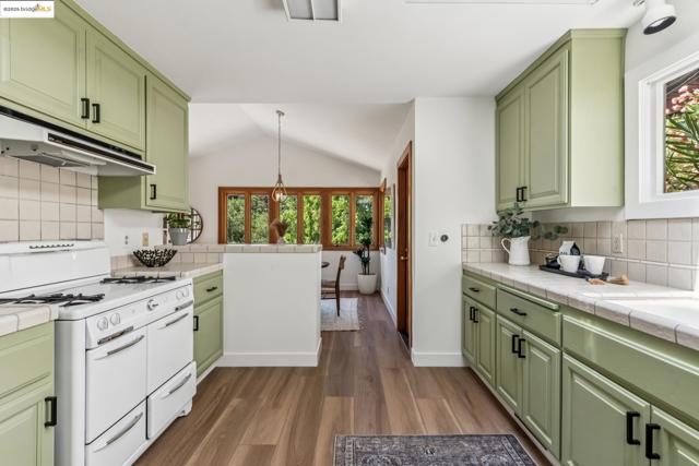 3176 Jordan Rd, Oakland CA: https://media.crmls.org/mediaz/7eff3c80-4d55-41b9-8c58-8402a2999064.jpg