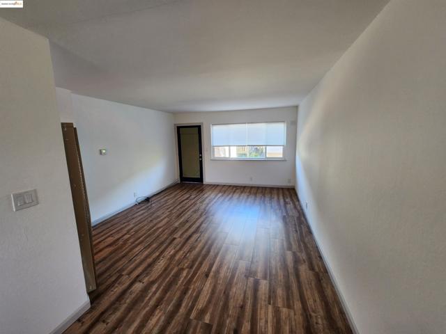 2724 Octavia St, Oakland CA: https://media.crmls.org/mediaz/7f001fc9-c693-43eb-8459-38d658b6f1e6.jpg