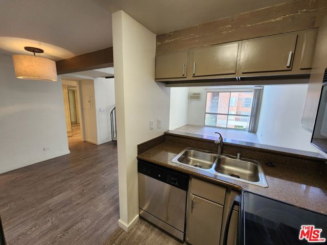 1440 Veteran Avenue, Los Angeles CA: https://media.crmls.org/mediaz/7f002d1b-5ca5-46a6-bcd2-d7bd2e04f24e.jpg