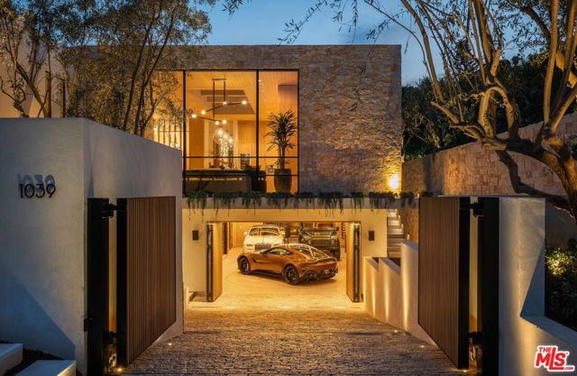 1039 Wallace, Beverly Hills CA: https://media.crmls.org/mediaz/7f027fa9-6b1e-4dc9-aa73-5a64a38aaed8.jpg