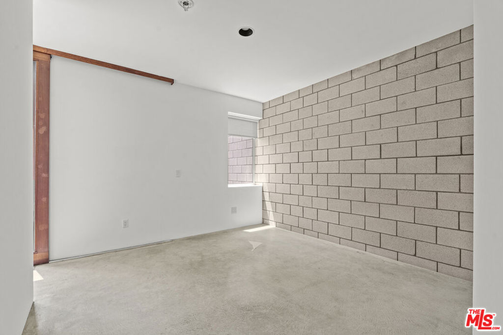 https://media.crmls.org/mediaz/7f02c4ca-1050-4c3a-aff0-8ce6fb136cec.jpg?preset=X-Large