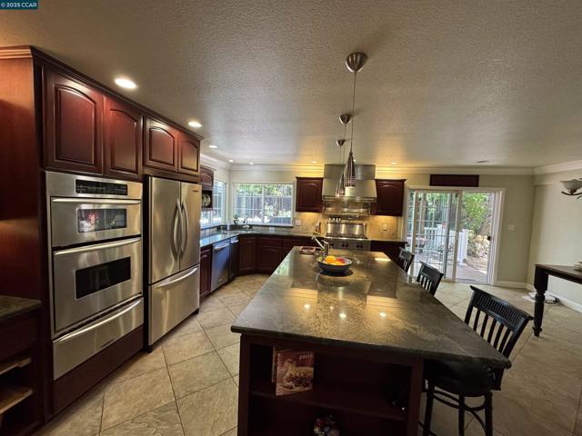 898 Luxury Dr, Concord CA: https://media.crmls.org/mediaz/7f0313fc-9a8d-49b6-94de-331e942d7cac.jpg