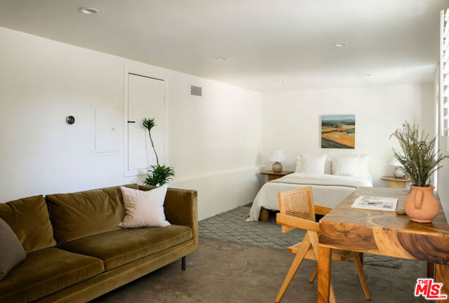 2248 Kenilworth Avenue, Los Angeles CA: https://media.crmls.org/mediaz/7f038e1f-9e52-49a5-aaf2-7f4f6c9b5660.jpg