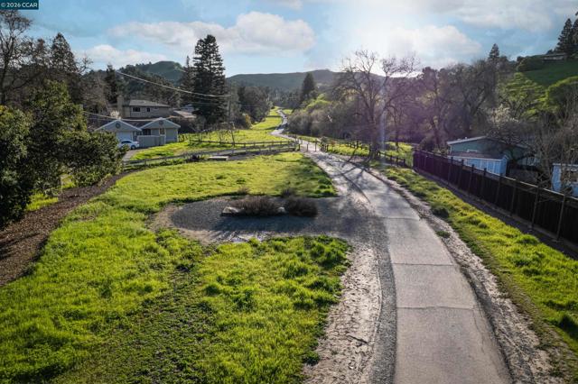 2080 Essenay Ave, Walnut Creek CA: https://media.crmls.org/mediaz/7f03a182-da7e-4b52-b769-a329bb04f73b.jpg