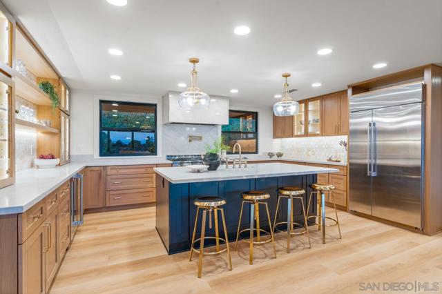 4911 Beaumont Dr, La Mesa CA: https://media.crmls.org/mediaz/7f0423ed-3ffd-48dc-8e2f-928292f4680e.jpg