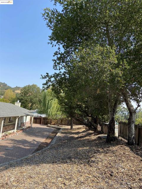 3540 Deer Hill Rd, Lafayette CA: https://media.crmls.org/mediaz/7f042faa-e06e-479c-b05e-1c3326920227.jpg
