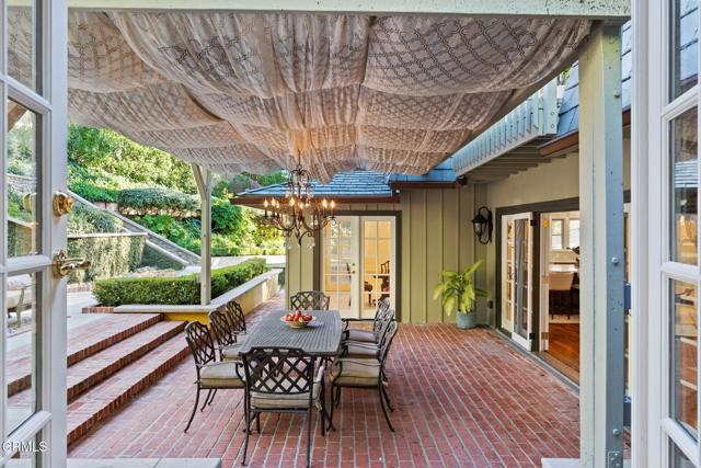1010 Stoneridge Drive, Pasadena CA: https://media.crmls.org/mediaz/7f06074e-a240-4b9d-876c-389f7c3685c0.jpg