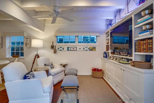 75 Corinthian Walk, Long Beach CA: https://media.crmls.org/mediaz/7f064179-d3cd-45fd-83e4-c44c043900cc.jpg