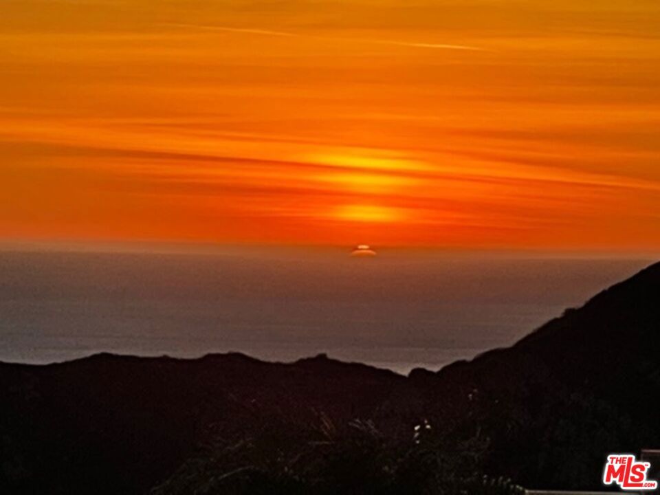 https://media.crmls.org/mediaz/7f06a398-4aa7-465d-96e8-e523c80dc6e4.jpg?preset=X-Large