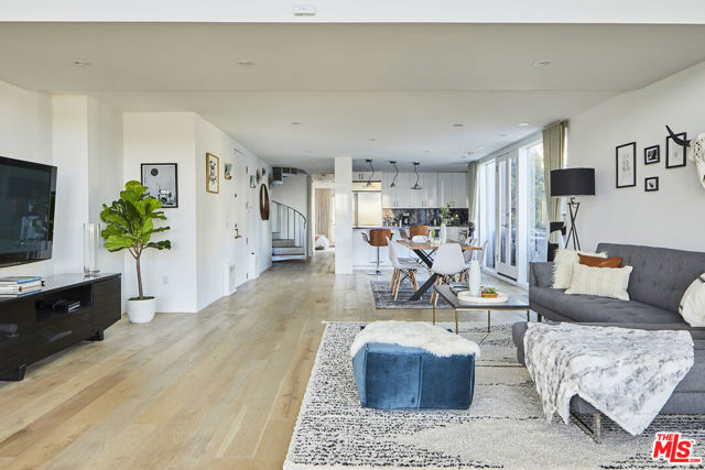 5515 Pacific Avenue, Marina del Rey CA: https://media.crmls.org/mediaz/7f07225d-242e-4079-a70d-c690a1d12087.jpg