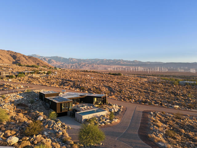 2085 Desert Flower Court, Palm Springs CA: https://media.crmls.org/mediaz/7f074e9f-110f-495b-8d00-2a1d9709706f.jpg