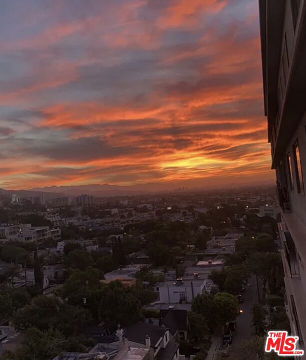 818 N Doheny Drive, West Hollywood CA: https://media.crmls.org/mediaz/7f076091-410d-42f9-b4fc-c178100dcbca.jpg