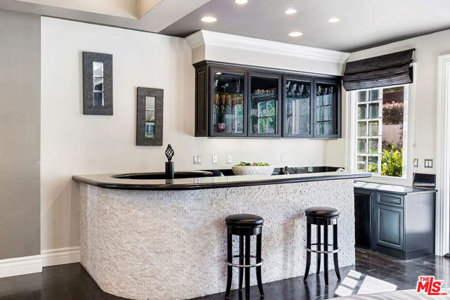 14132 Beresford Road, Beverly Hills CA: https://media.crmls.org/mediaz/7f087cf8-ee97-4ea1-aa78-a9643d5e535b.jpg