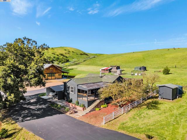 5135 Andrade Rd, Sunol CA: https://media.crmls.org/mediaz/7f08c8ab-c74c-4e18-b6cf-925acb817f86.jpg