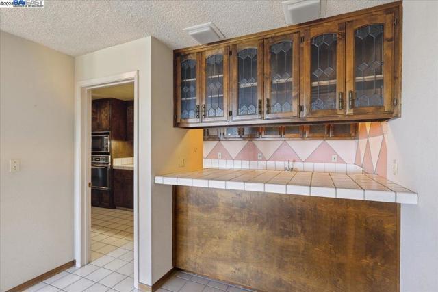 26937 Hayward Blvd, Hayward CA: https://media.crmls.org/mediaz/7f0b1552-e617-4c52-841c-ddec9f35357c.jpg
