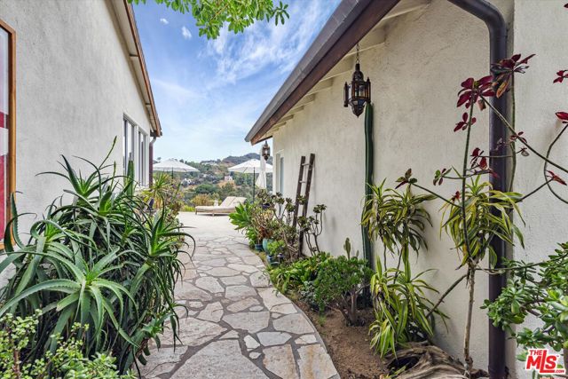 2316 Laurelmont Place, Los Angeles CA: https://media.crmls.org/mediaz/7f0c2066-0b1c-4f6b-be8b-02e58465bbae.jpg