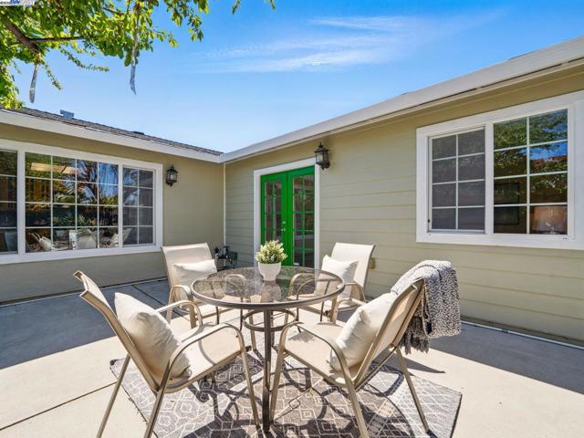 33537 Bardolph Cir, Fremont CA: https://media.crmls.org/mediaz/7f0c7b73-2bbb-4720-80cf-7c519f5446b4.jpg