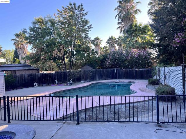 19 LISA COURT, Brentwood CA: https://media.crmls.org/mediaz/7f0d855f-cf89-4bb2-af6d-53dbbda6c45c.jpg