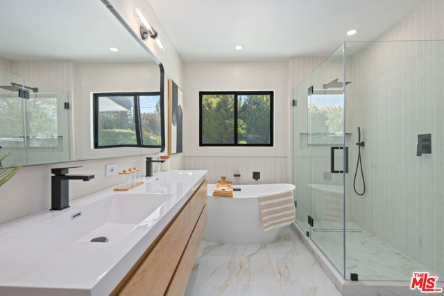 23442 Burbank Boulevard, Woodland Hills CA: https://media.crmls.org/mediaz/7f0e5635-a9e0-4a06-93d2-4a97f31ee788.jpg