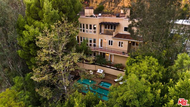 2505 Bowmont Drive, Beverly Hills CA: https://media.crmls.org/mediaz/7f0ec394-49af-446f-852e-589ccc5bbe97.jpg