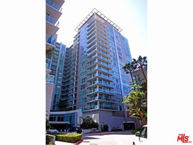 13700 Marina Pointe Drive, Marina del Rey CA: https://media.crmls.org/mediaz/7f101e6f-687b-48c4-9291-3623b5ee65c5.jpg