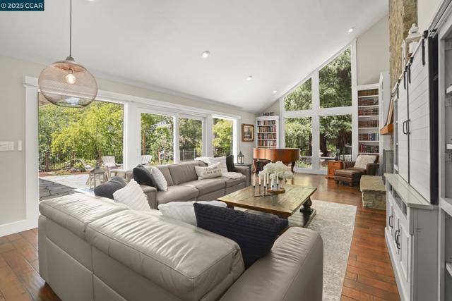 24 Ray Ct, Alamo CA: https://media.crmls.org/mediaz/7f10a140-e084-4f0e-82a4-6b496617e949.jpg