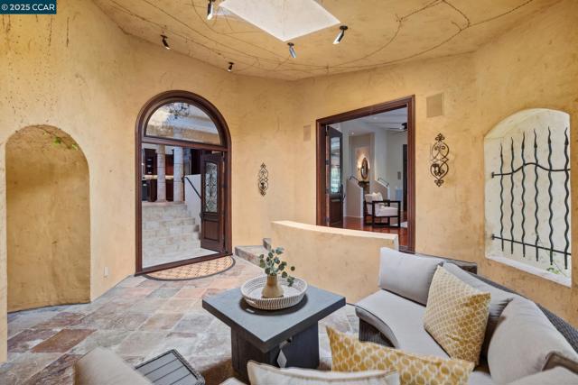 3711 Northgate Woods Court, Walnut Creek CA: https://media.crmls.org/mediaz/7f10ad01-75f5-4afc-8e46-5a5322bd7d97.jpg