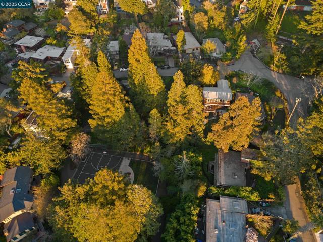 230 Fairlawn Dr, Berkeley CA: https://media.crmls.org/mediaz/7f10b918-0208-4506-a916-1728ec6f6b6c.jpg