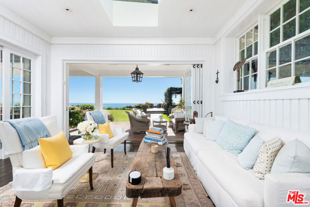 27540 Pacific Coast Highway, Malibu CA: https://media.crmls.org/mediaz/7f10e06b-cef7-46a0-833d-d83f4278c4d4.jpg