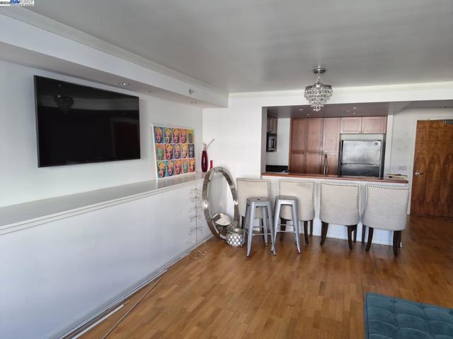 400 Beale St, San Francisco CA: https://media.crmls.org/mediaz/7f11aed0-1f5a-42ec-8700-addb7b460e6f.jpg